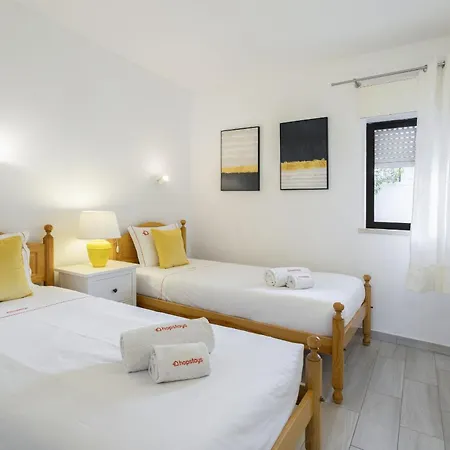 Areias De Sao Joao 2br - Shared Pool & Terrace, By Hopstays شقة البوفيرا