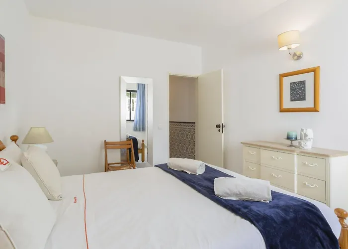 Areias De Sao Joao 2br - Shared Pool & Terrace, By Hopstays 公寓