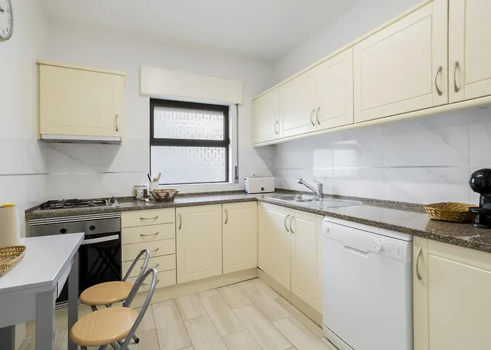 公寓 Areias De Sao Joao 2br - Shared Pool & Terrace, By Hopstays *